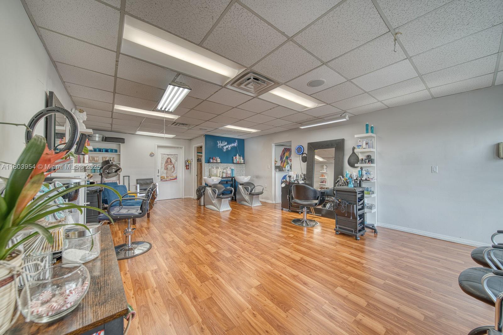 Stylish Beauty Salon In Prime Tamiami Park/Fiu Campus Area