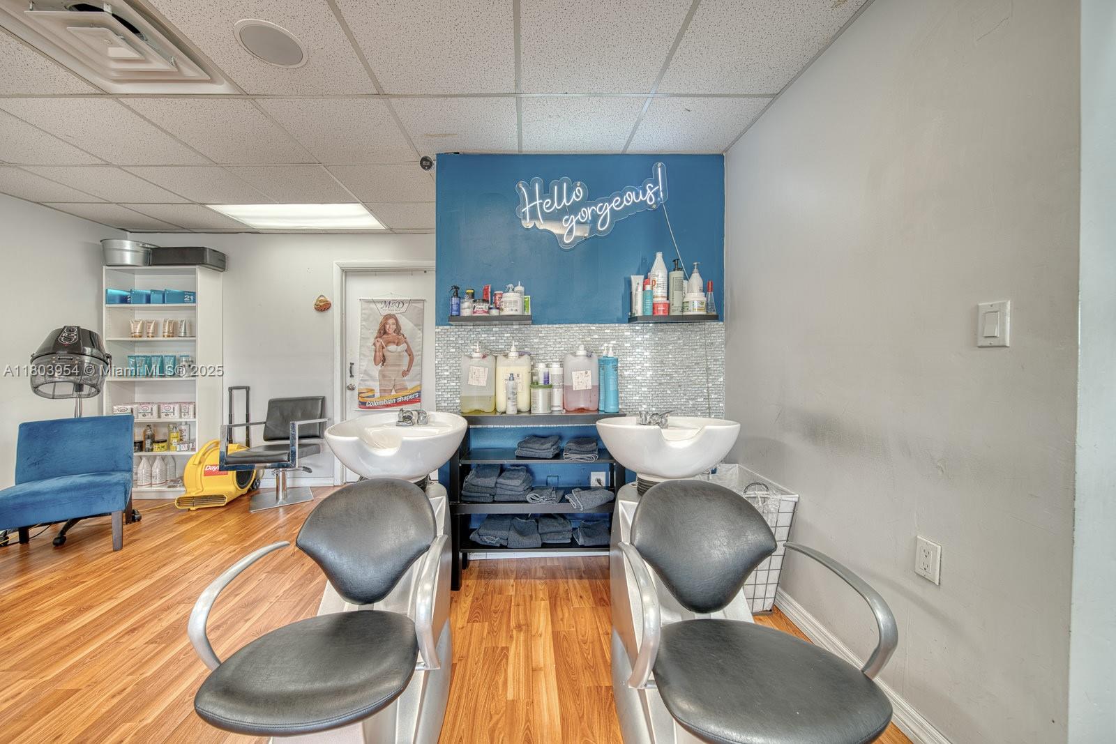 Stylish Beauty Salon In Prime Tamiami Park/Fiu Campus Area