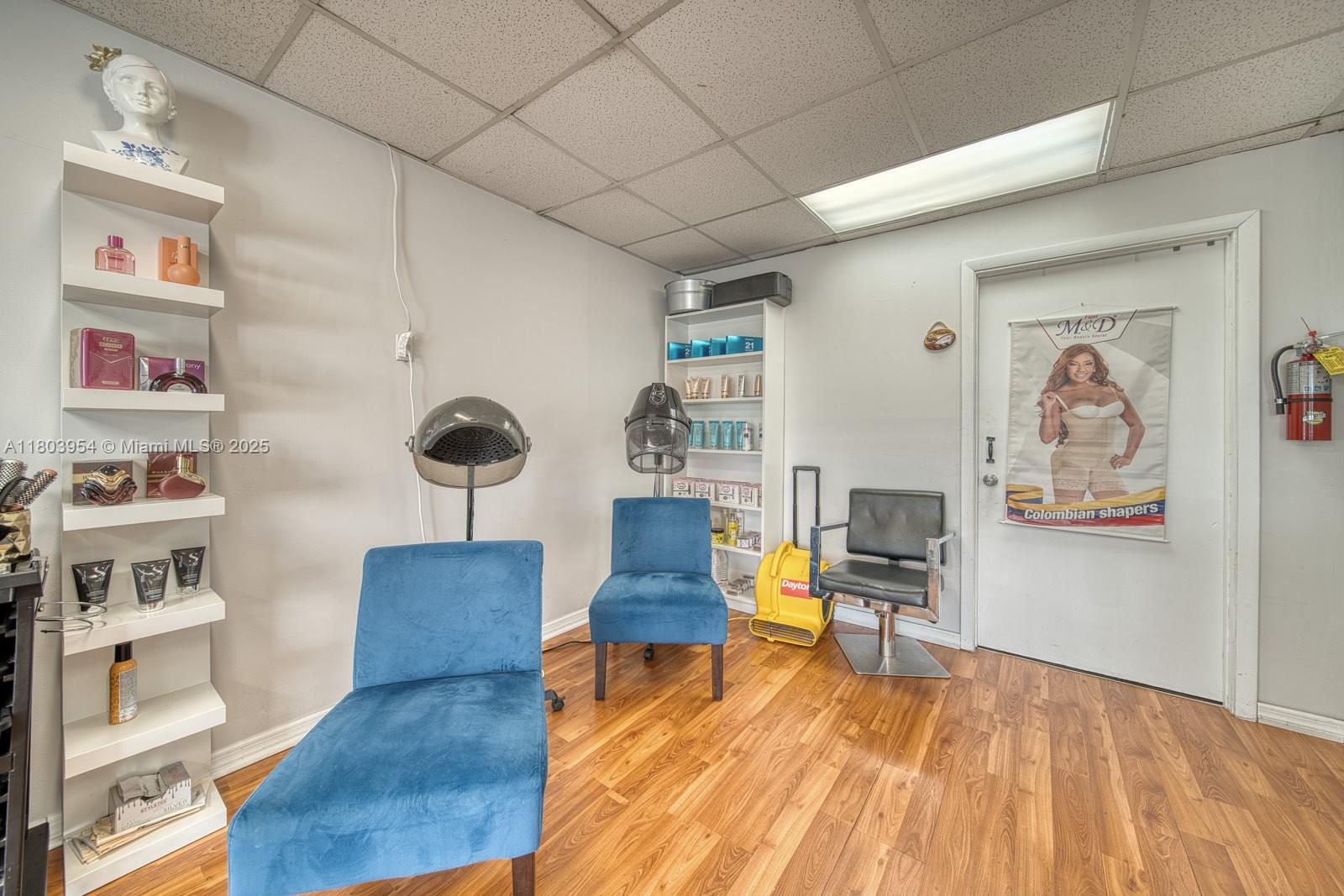 Stylish Beauty Salon In Prime Tamiami Park/Fiu Campus Area