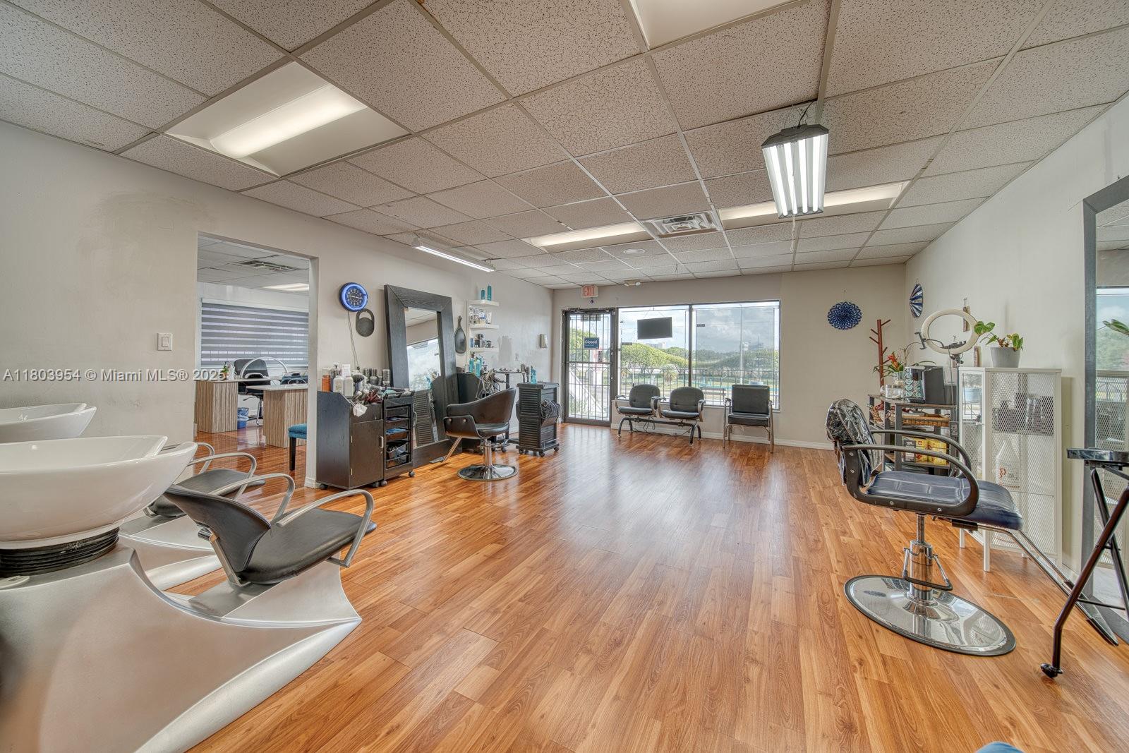 Stylish Beauty Salon In Prime Tamiami Park/Fiu Campus Area