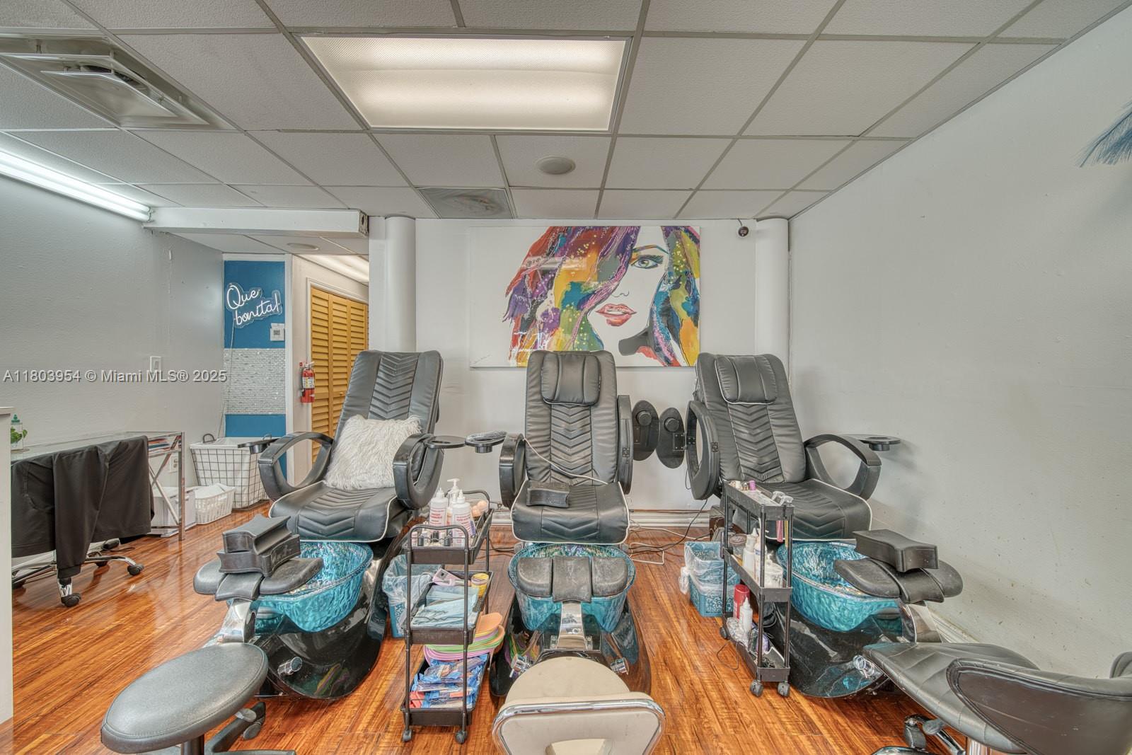 Stylish Beauty Salon In Prime Tamiami Park/Fiu Campus Area