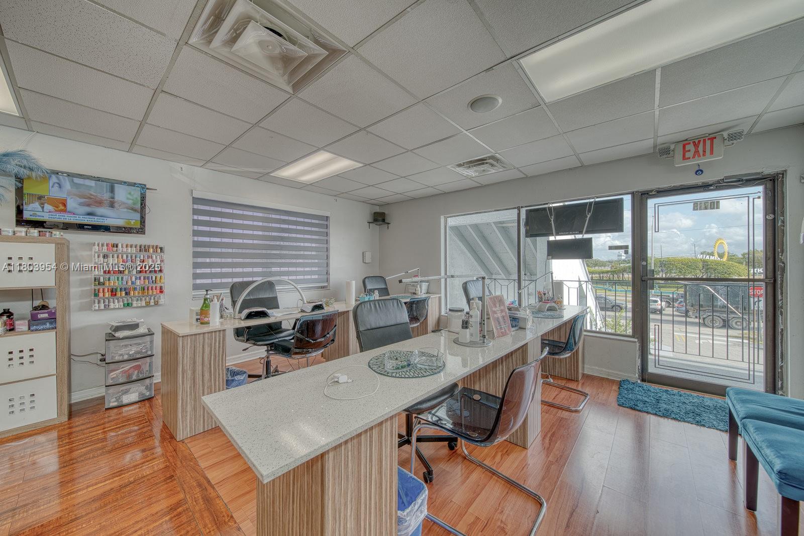 Stylish Beauty Salon In Prime Tamiami Park/Fiu Campus Area
