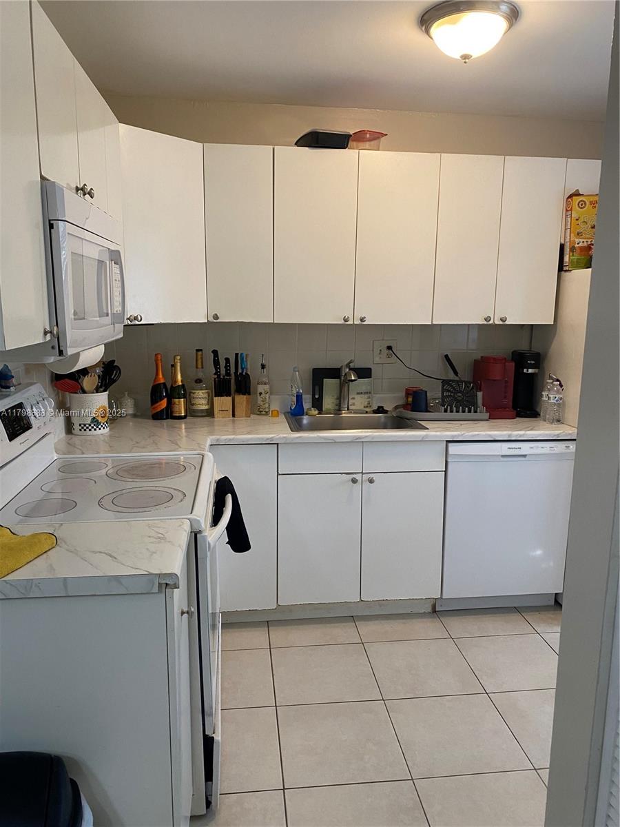 Residential, Pompano Beach, Florida image 10