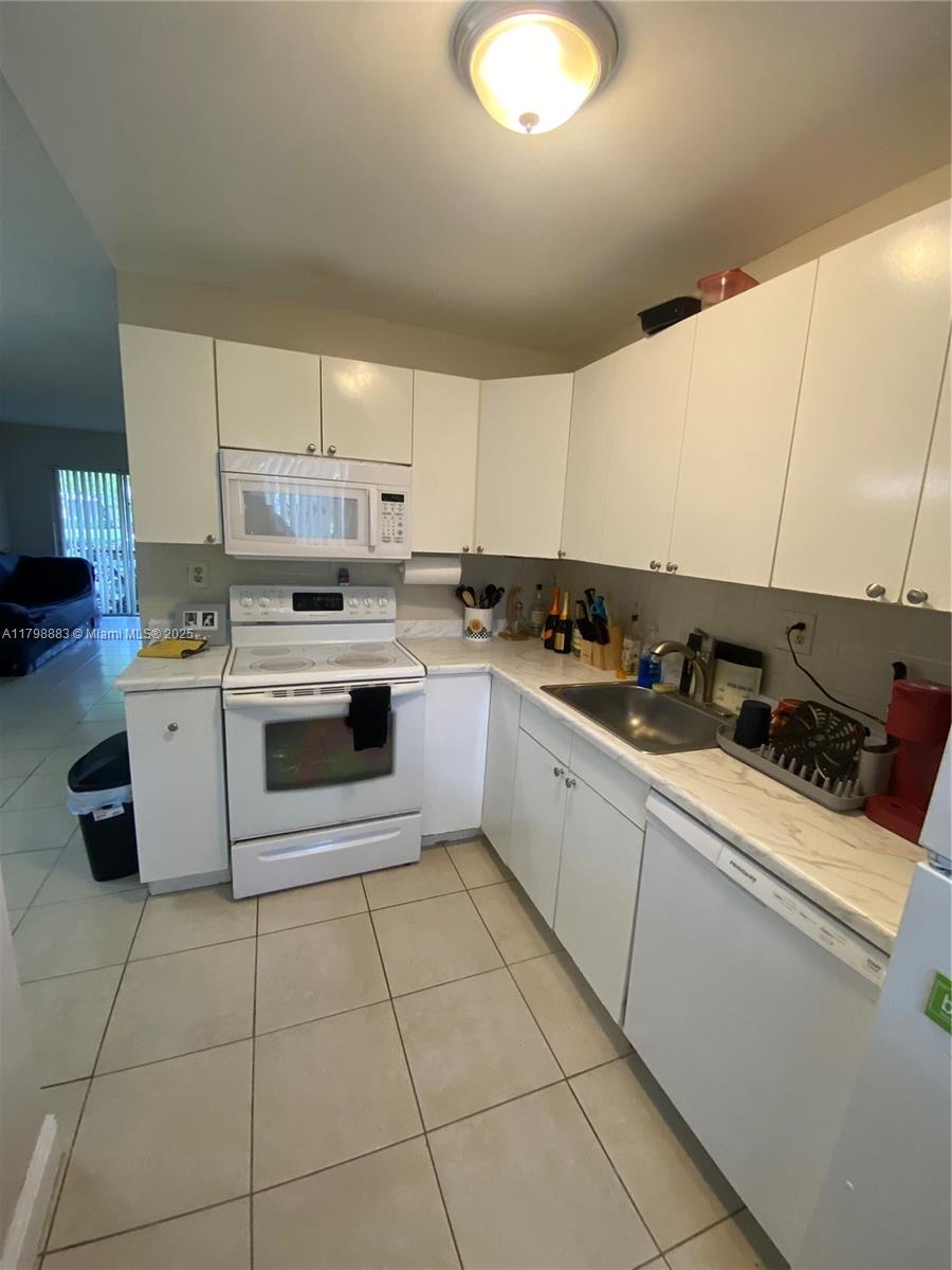 Residential, Pompano Beach, Florida image 9