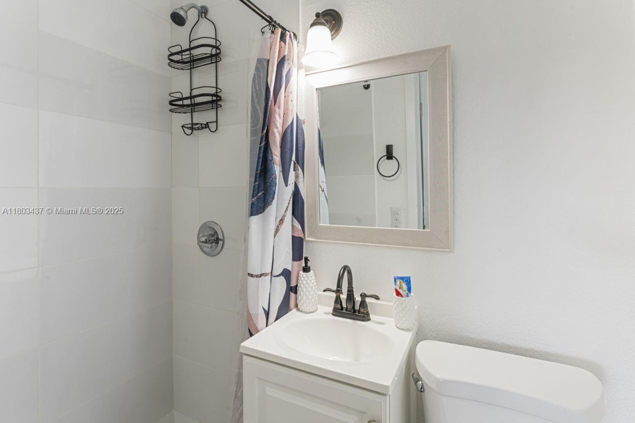 1330 NE 155th St, North Miami Beach, Florida image 10