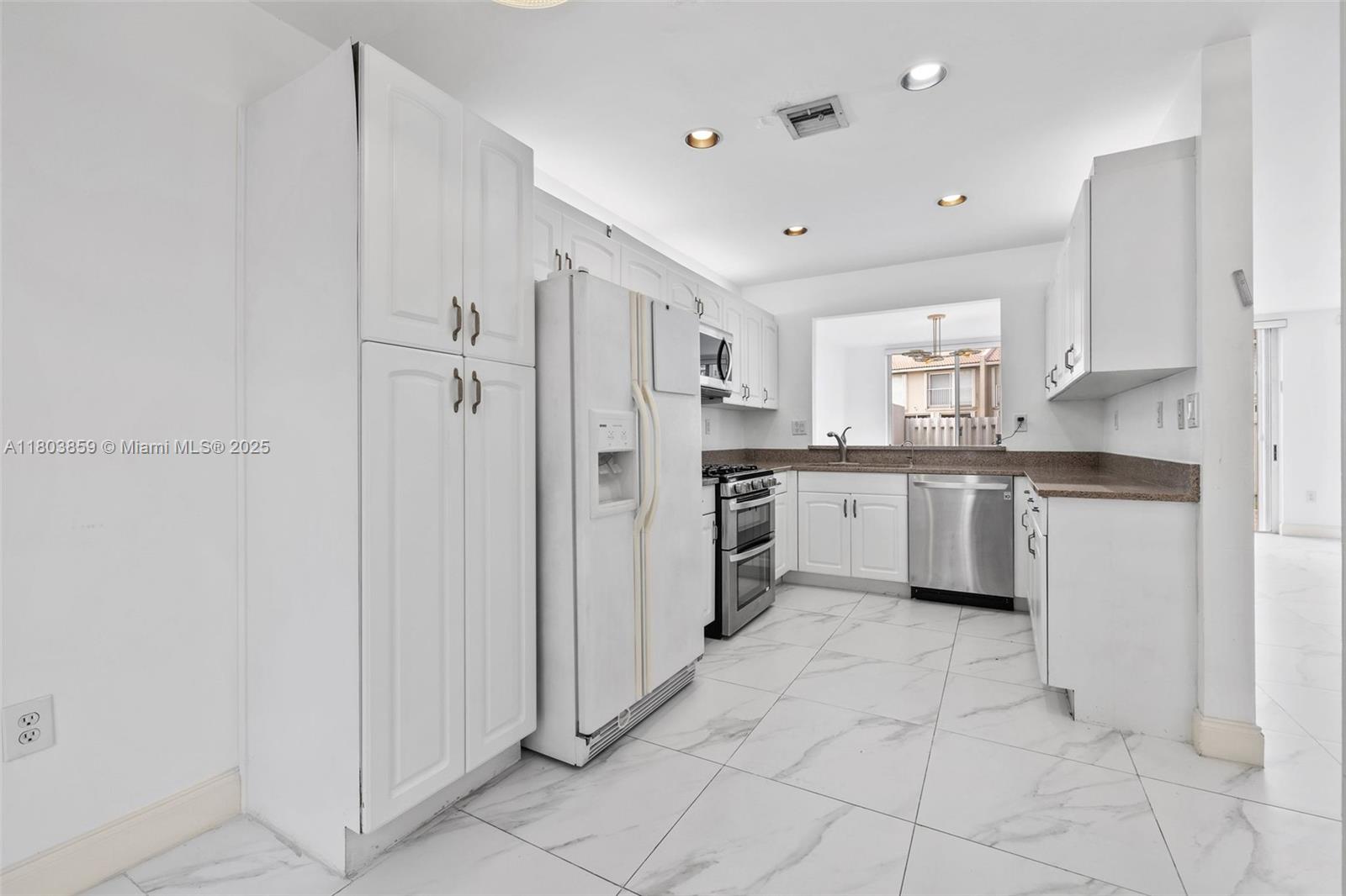 10226 NW 52nd Ln, Doral, Florida image 10