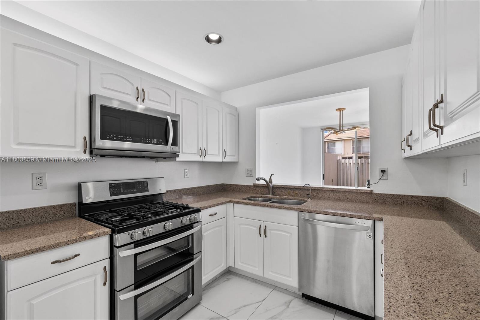 10226 NW 52nd Ln, Doral, Florida image 12