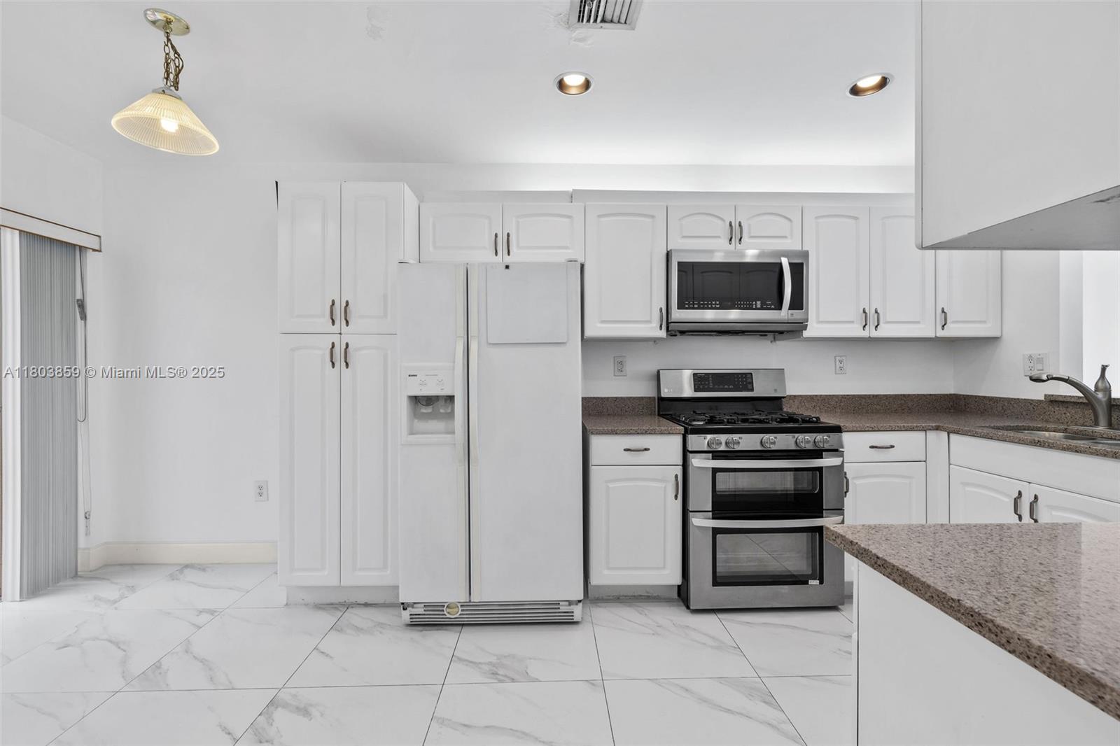 10226 NW 52nd Ln, Doral, Florida image 7