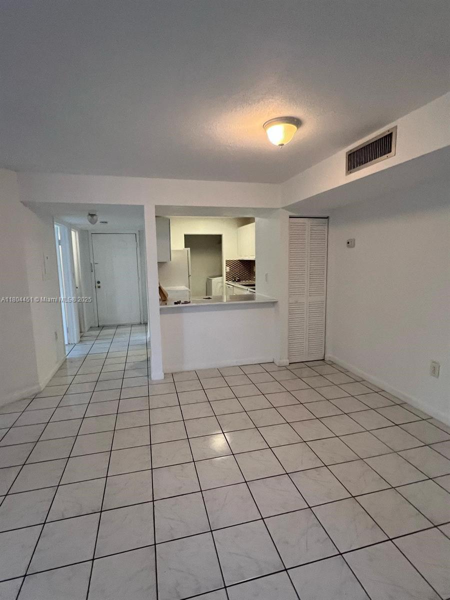 927 NE 199th St #102, Miami, Florida image 8