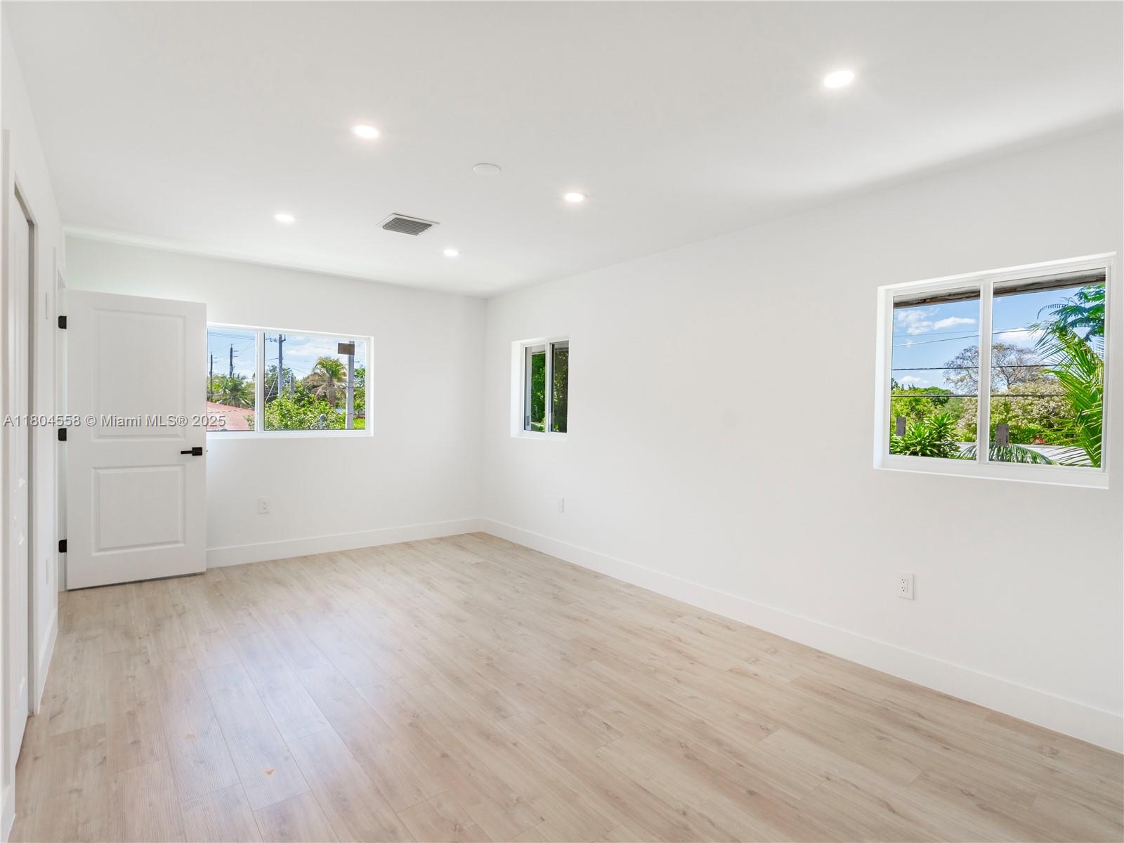 2039 NE 172nd St, North Miami Beach, Florida image 14