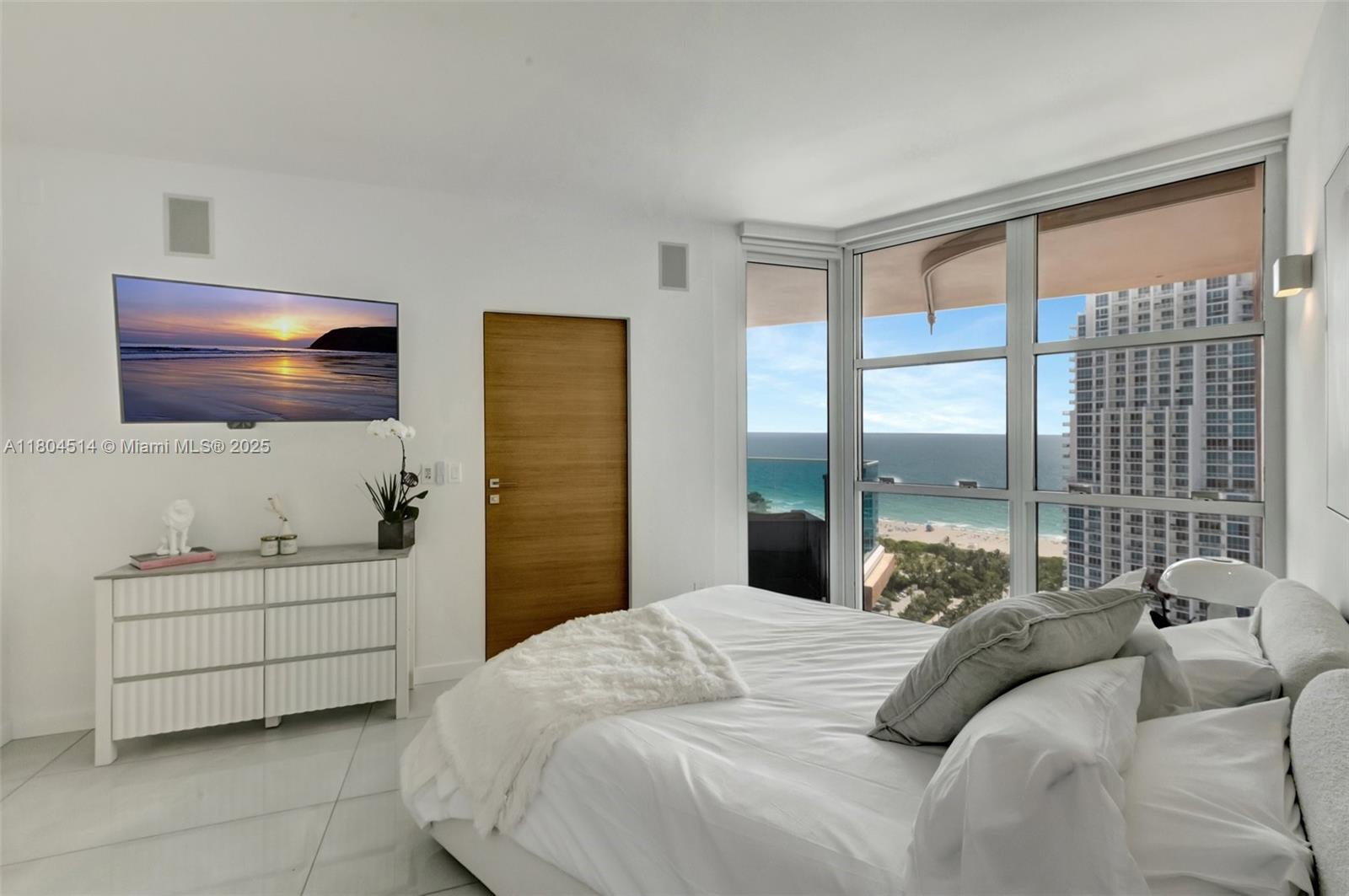 300 S Pointe Dr #2606, Miami Beach FL 33139