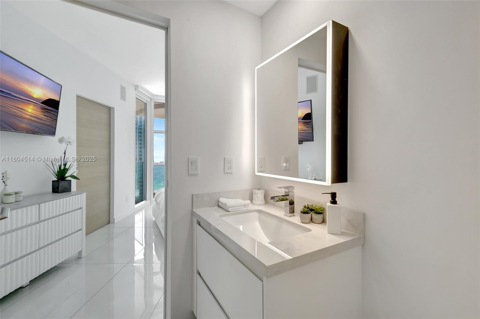 300 S Pointe Dr #2606, Miami Beach FL 33139