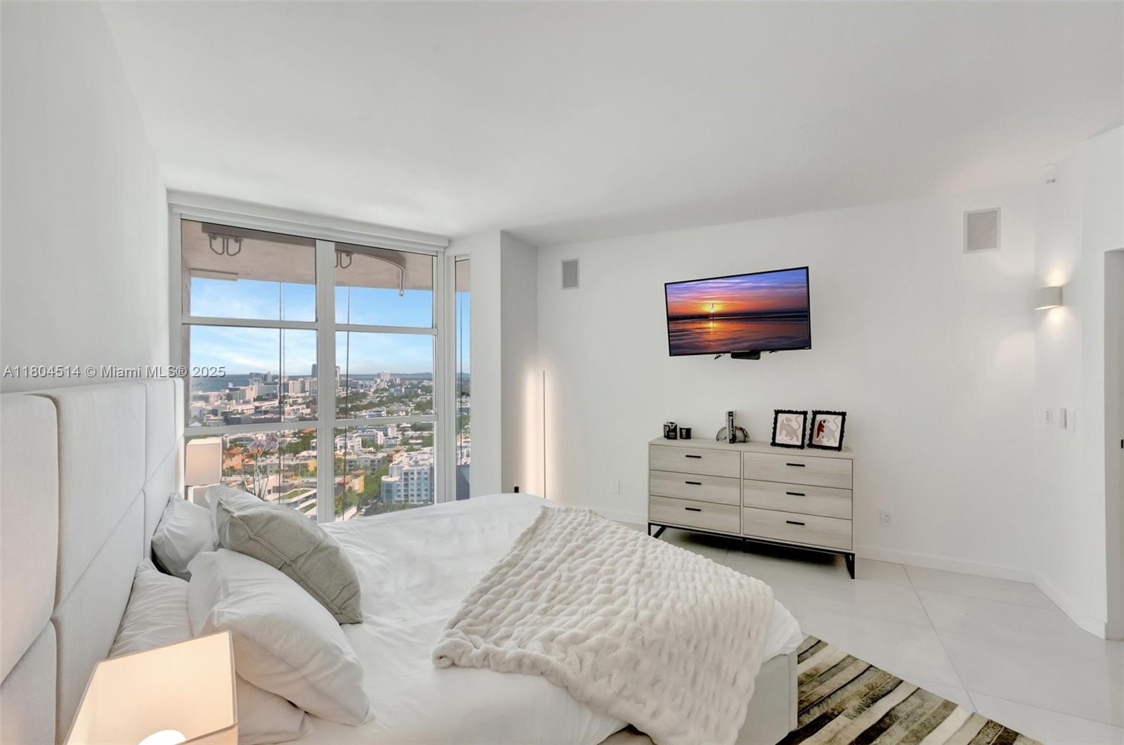 300 S Pointe Dr #2606, Miami Beach FL 33139