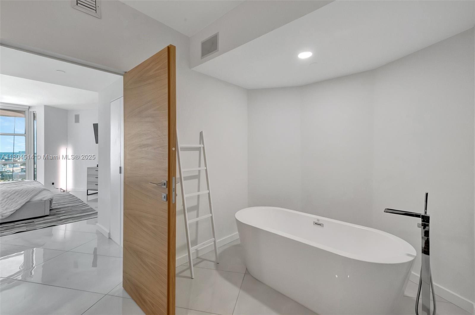 300 S Pointe Dr #2606, Miami Beach FL 33139