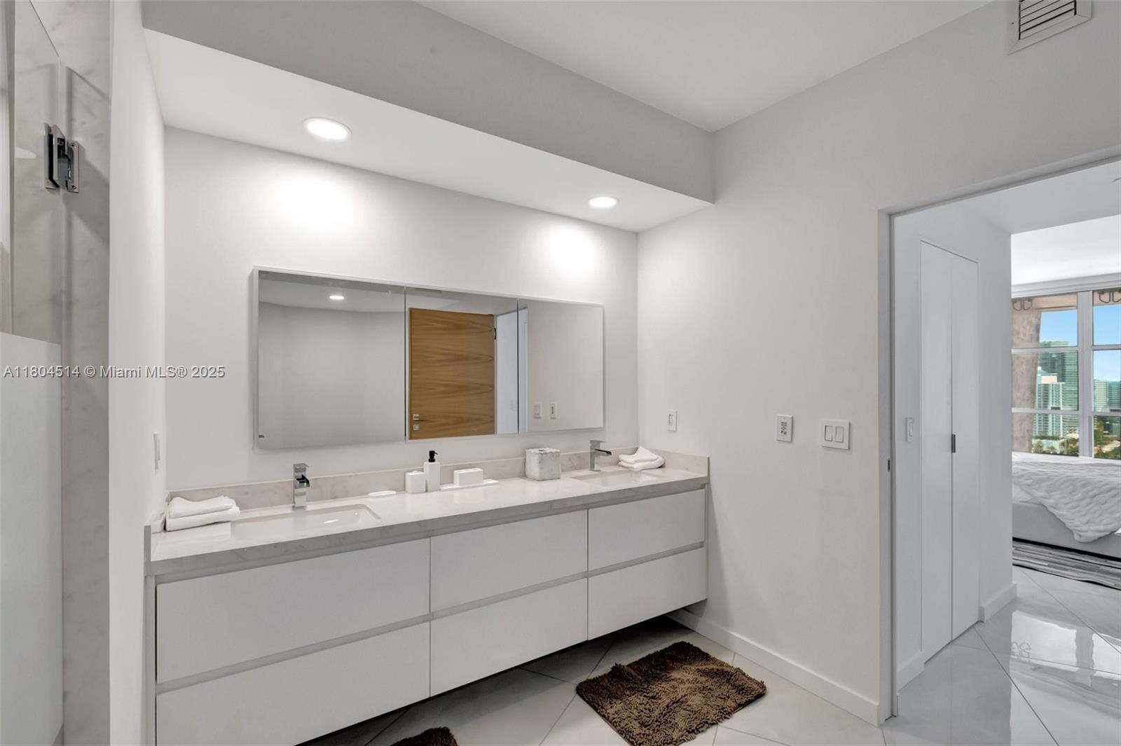 300 S Pointe Dr #2606, Miami Beach FL 33139