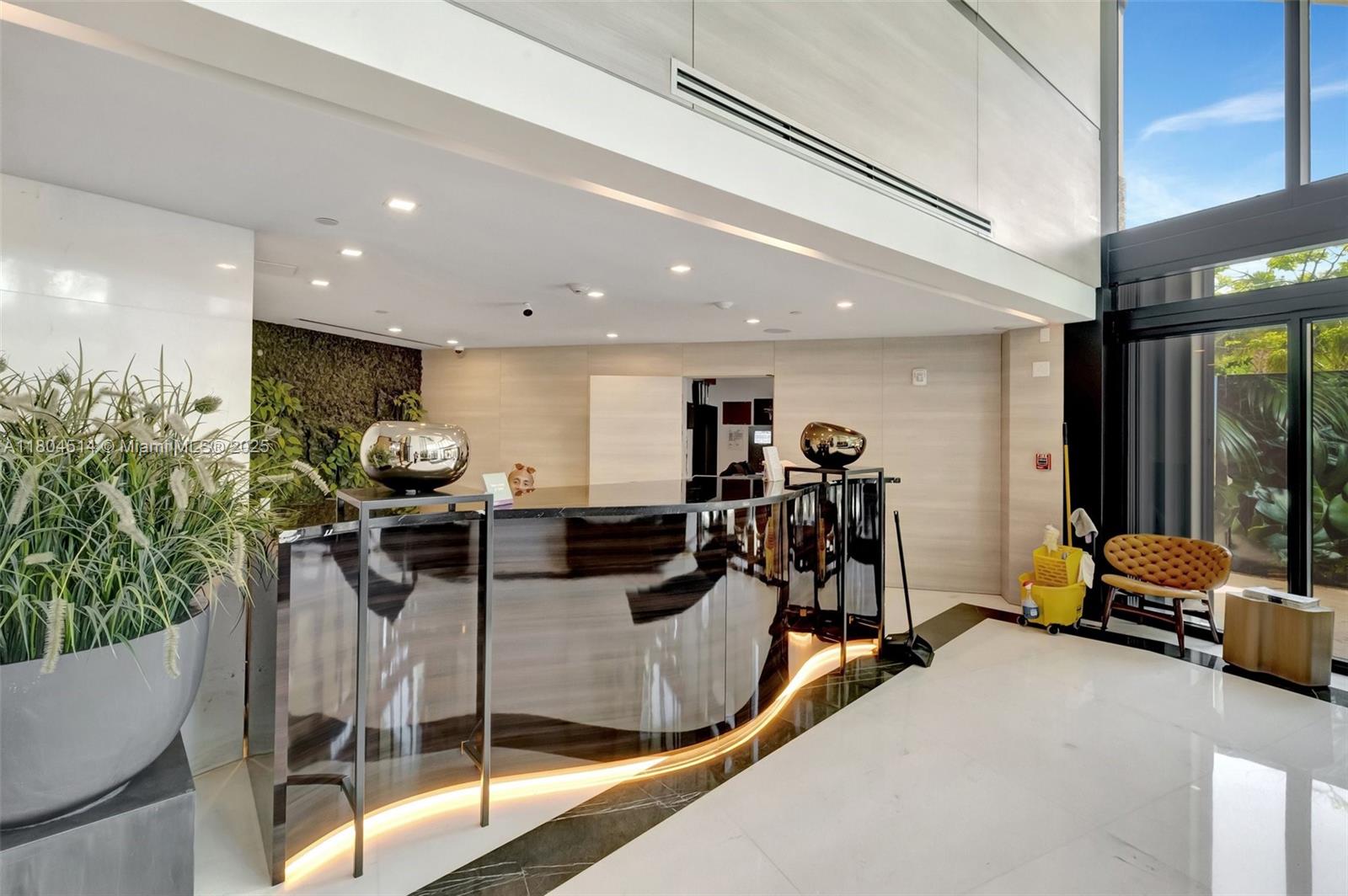 300 S Pointe Dr #2606, Miami Beach FL 33139