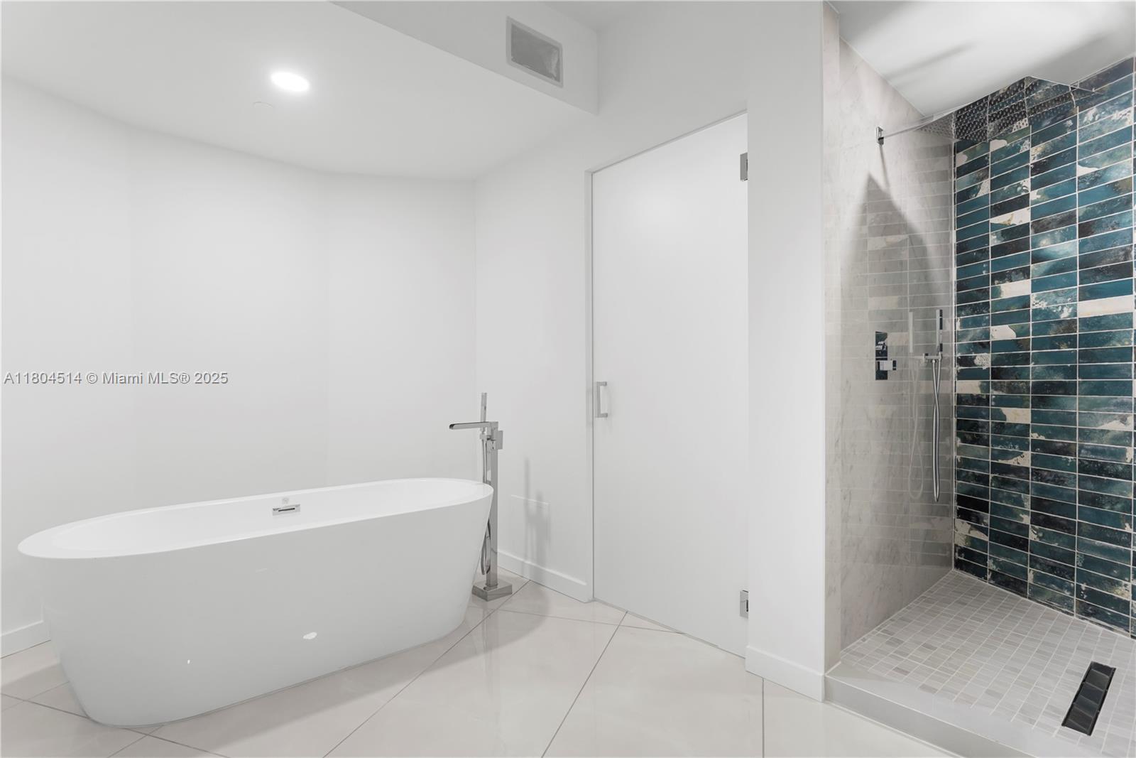 300 S Pointe Dr #2606, Miami Beach FL 33139