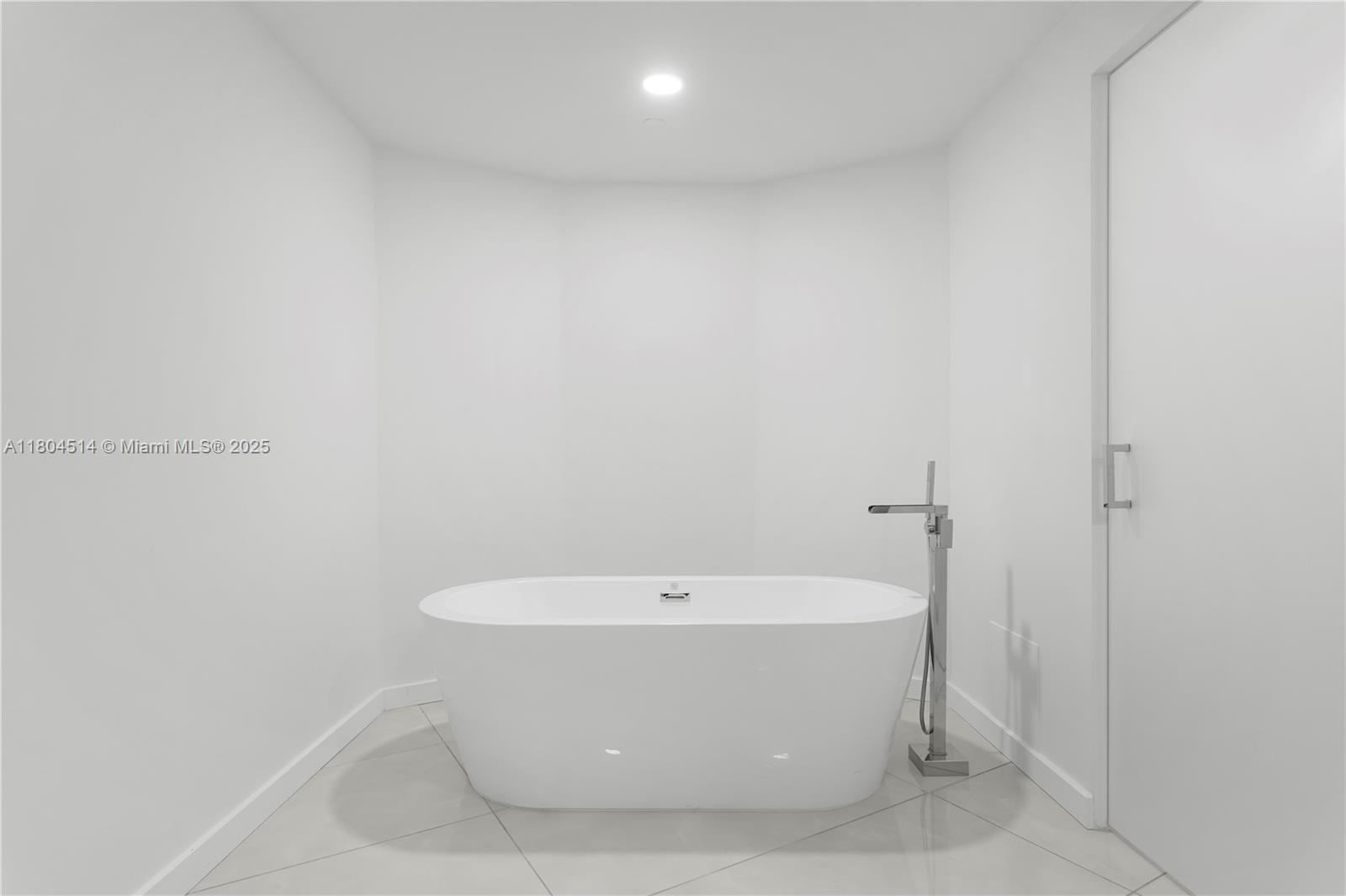 300 S Pointe Dr #2606, Miami Beach FL 33139