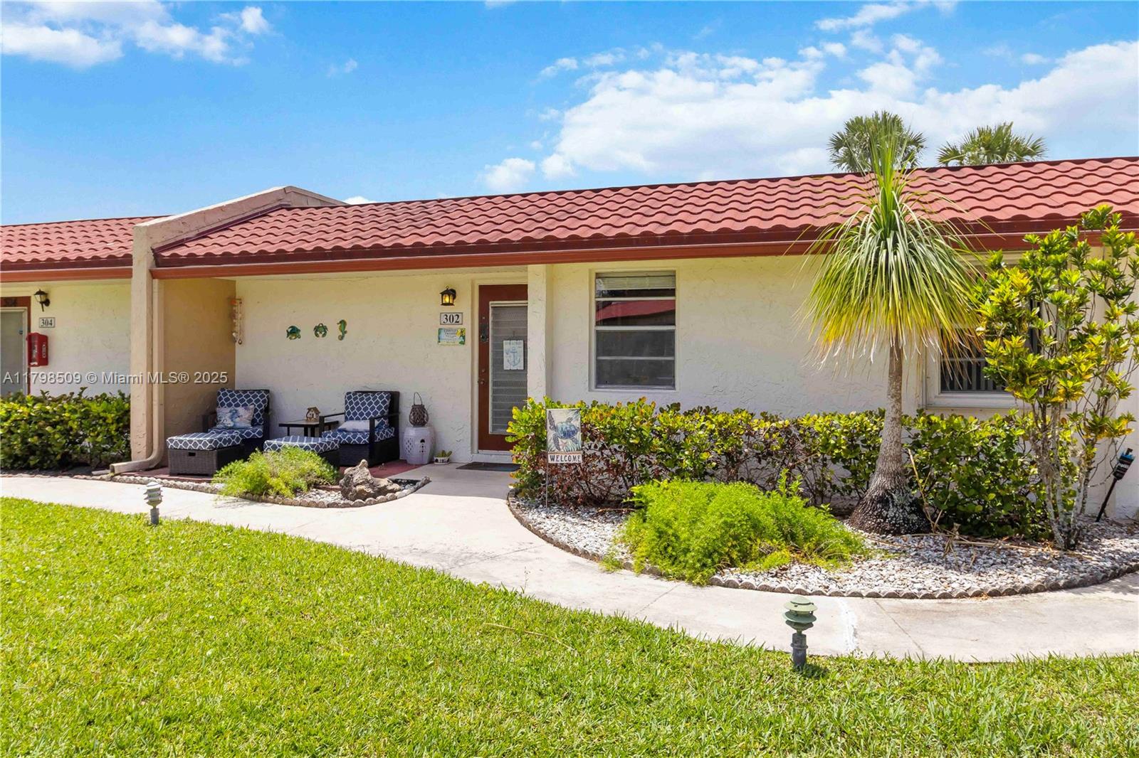 302 Lake Evelyn Dr, West Palm Beach, Florida image 2