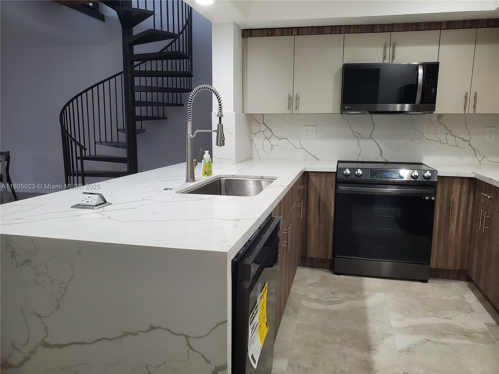 8350 Dundee Ter, Miami Lakes, Florida image 2