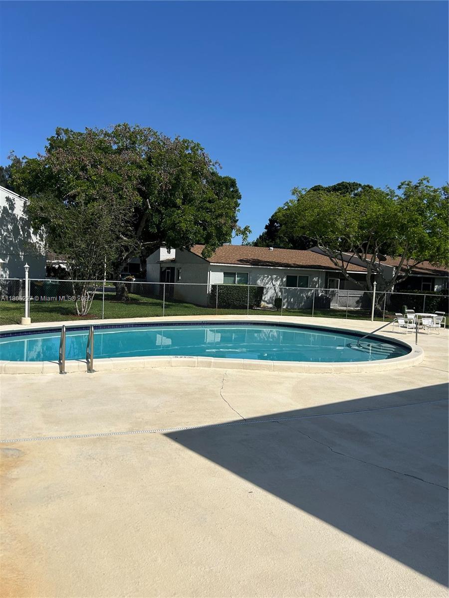 8631 Bridle Path Ct, Davie, Florida image 39