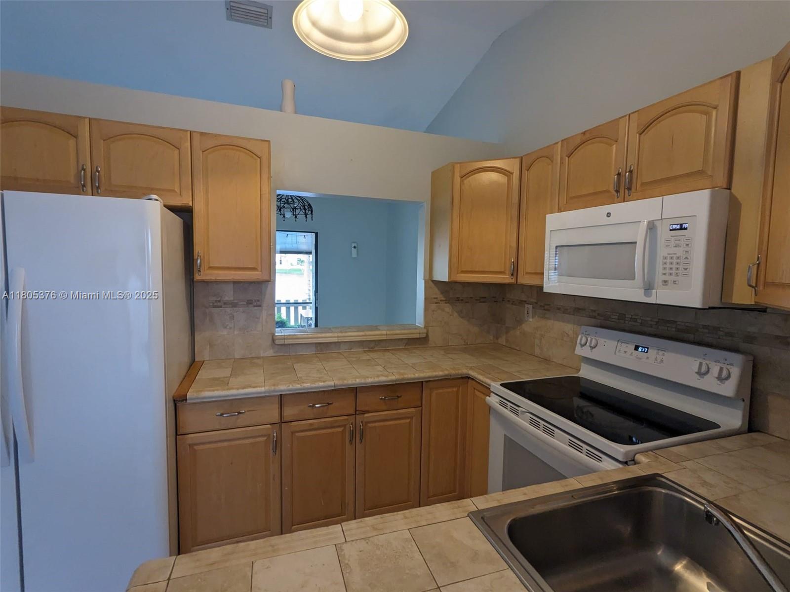 2711 San Remo Cir, Homestead, Florida image 6