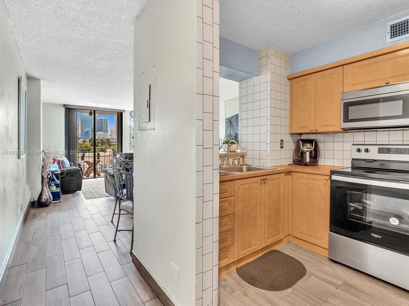 546 SW 1st St #505, Miami, Florida image 15