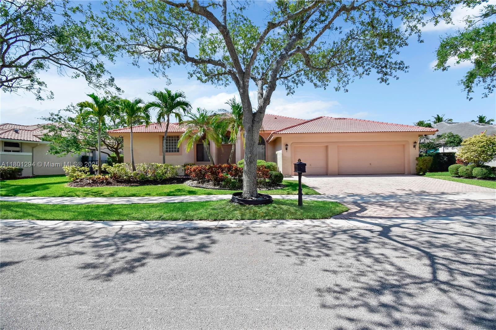 2701 Edgewater Ct, Weston, Florida image 4