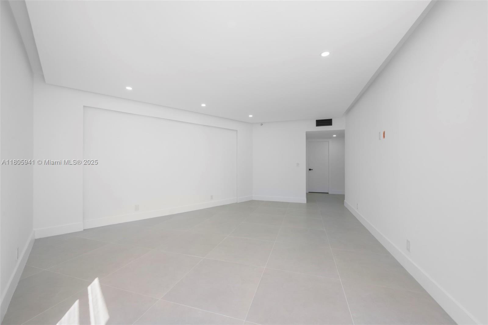 20281 E Country Club Dr #1008, Aventura, Florida image 22