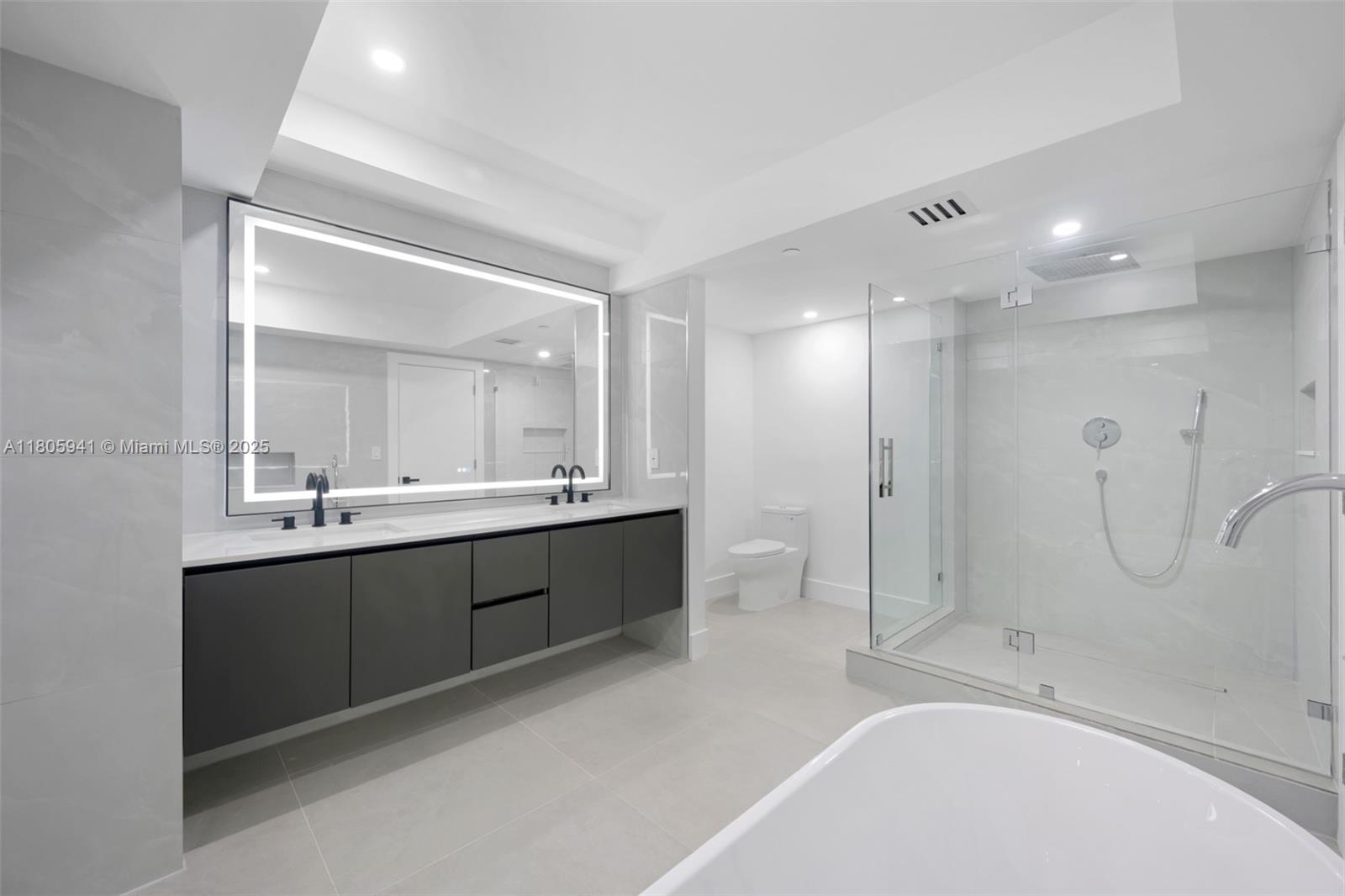 20281 E Country Club Dr #1008, Aventura, Florida image 25