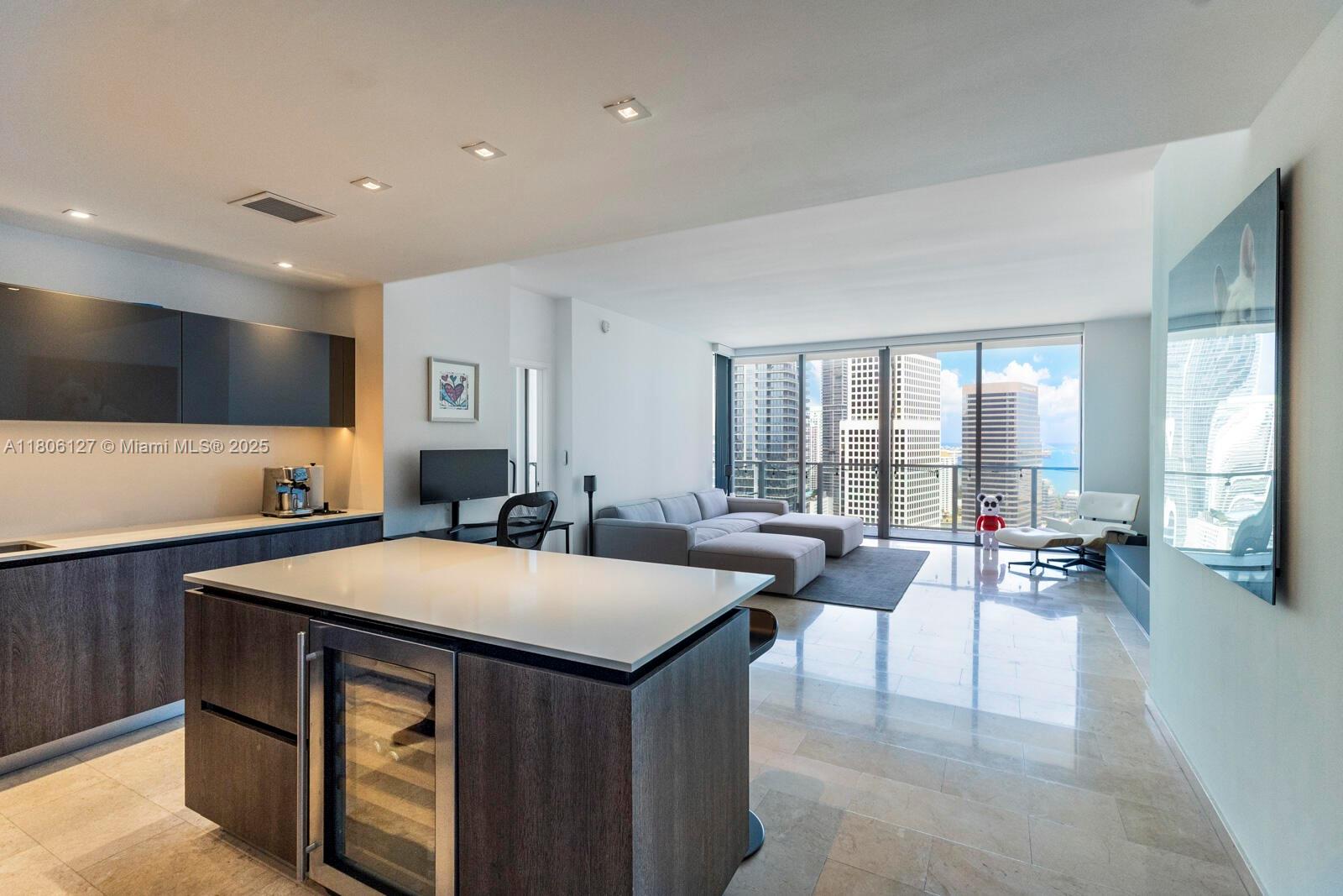 88 SW 7th St #2707, Miami FL 33130