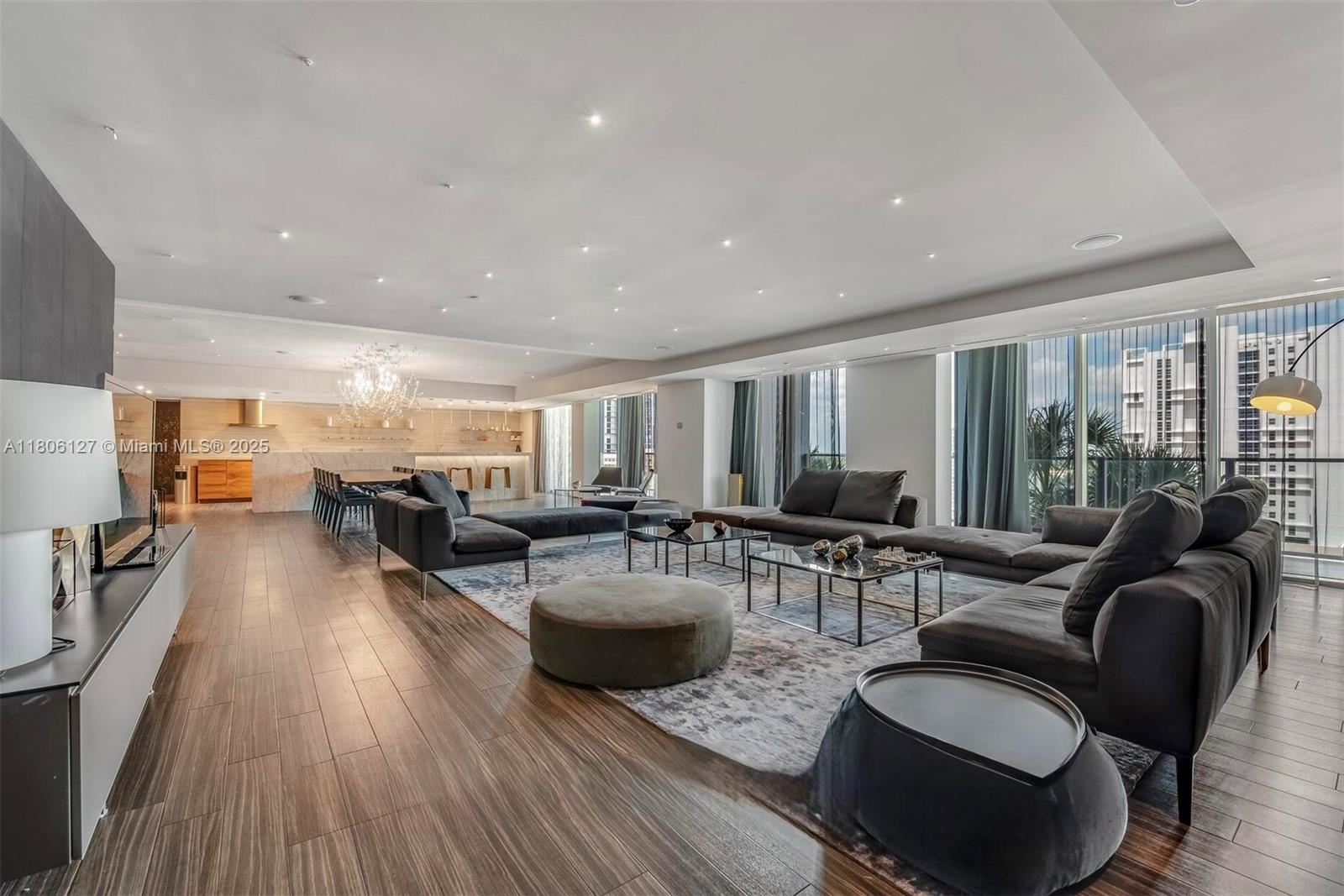 88 SW 7th St #2707, Miami FL 33130
