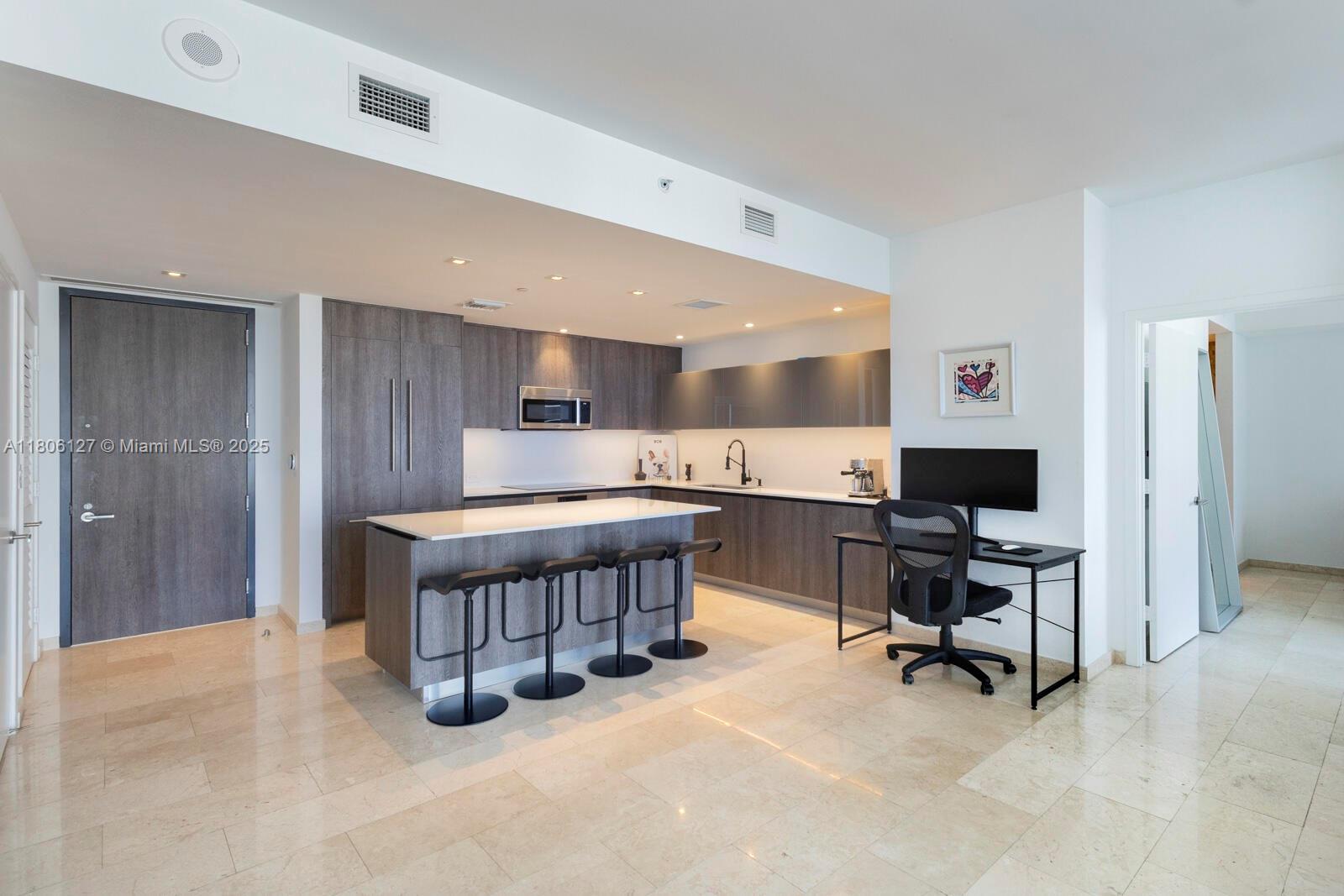 88 SW 7th St #2707, Miami FL 33130