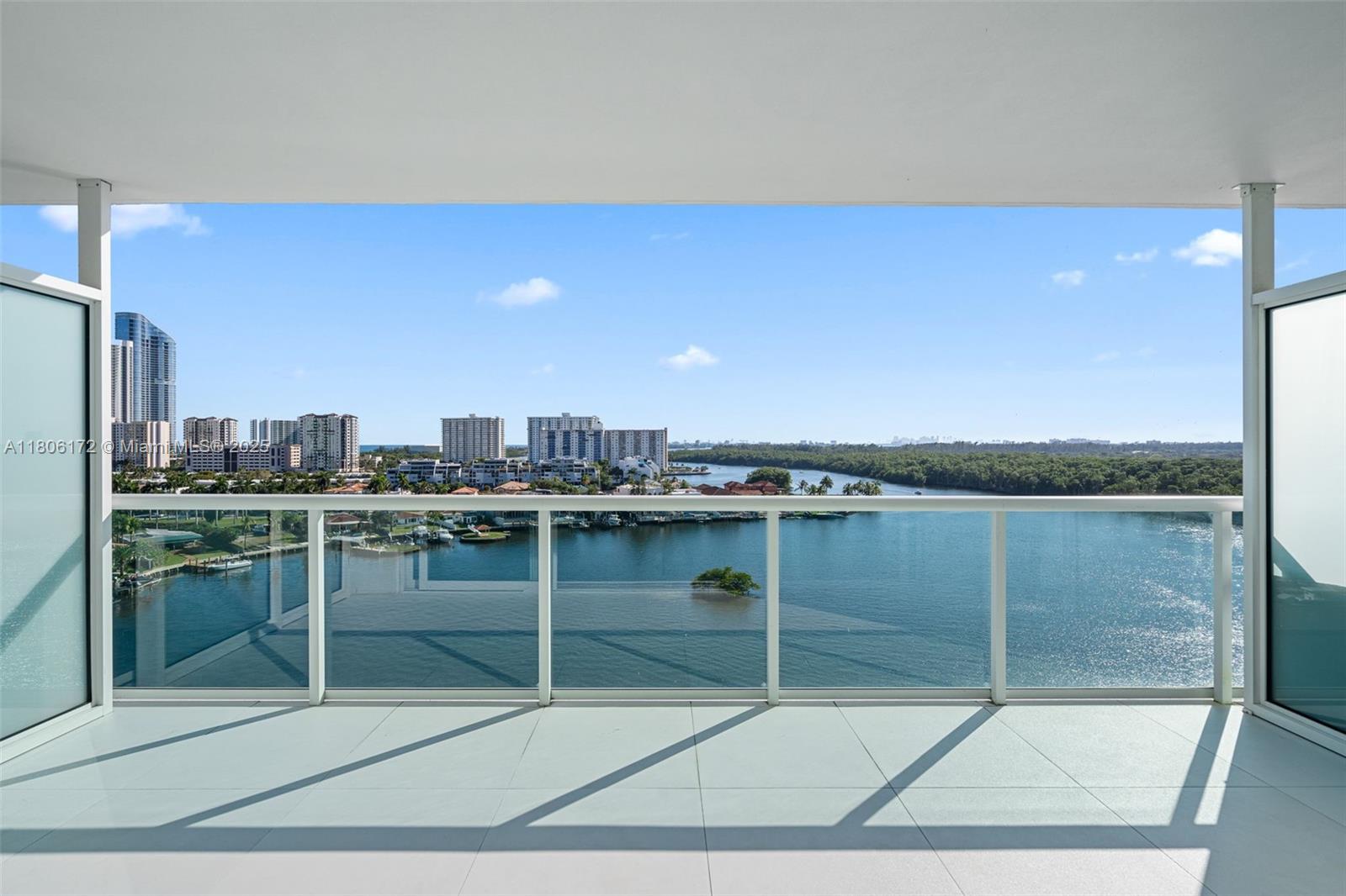 Apartamento à Venda em Sunny Isles Beach, FL