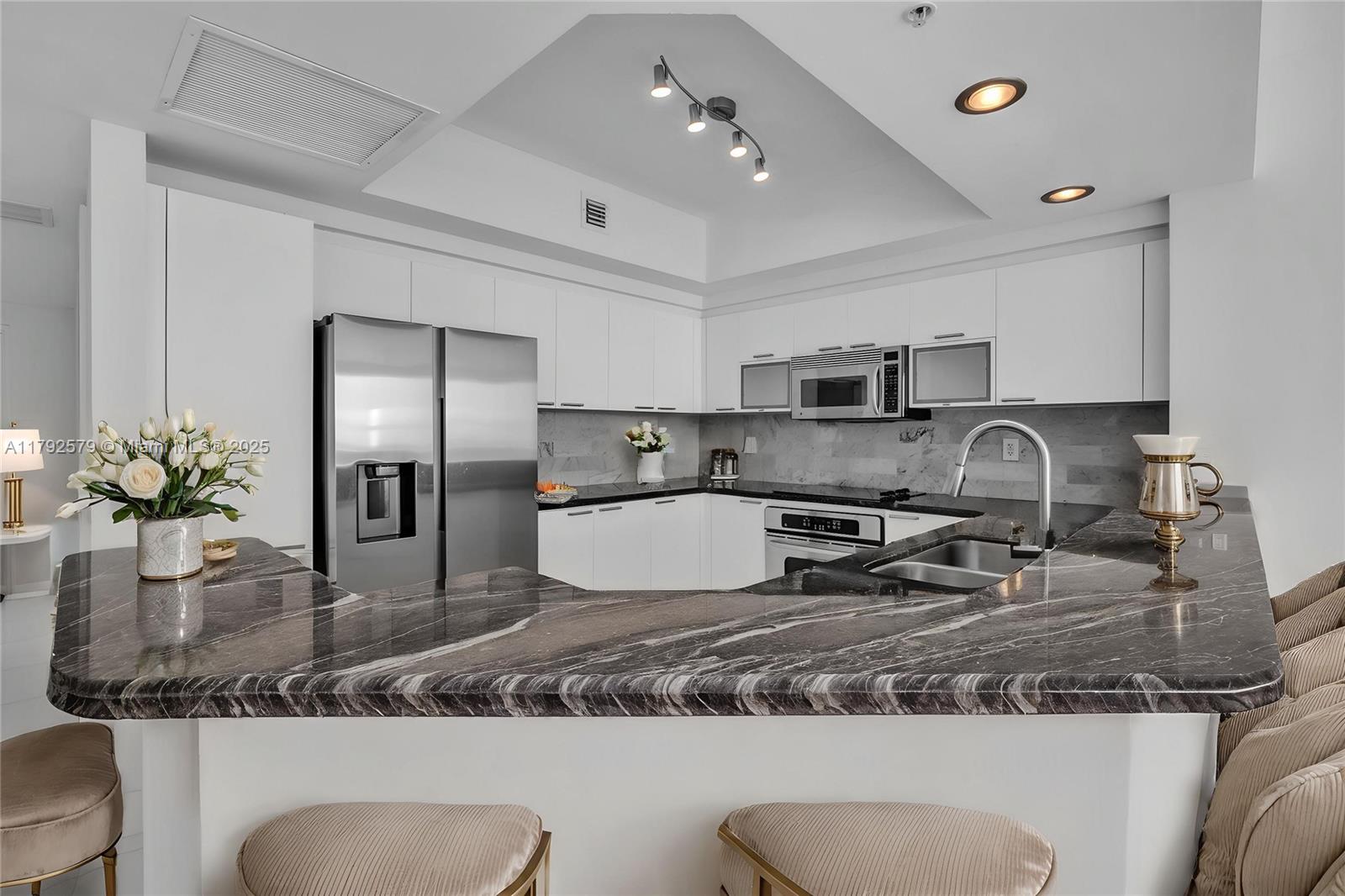 14951 Royal Oaks Ln #2105, North Miami, Florida image 4