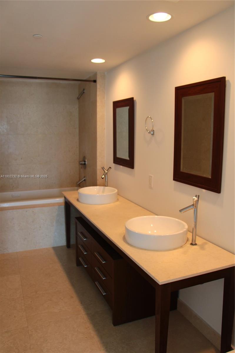 465 BRICKELL AV #3006, Miami FL 33131
