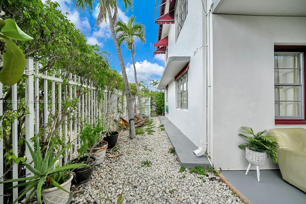 707 NW 10th Ct, Hallandale Beach, Florida image 10