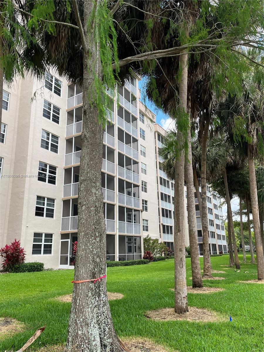250 Jacaranda Dr #303, Plantation, Florida image 2