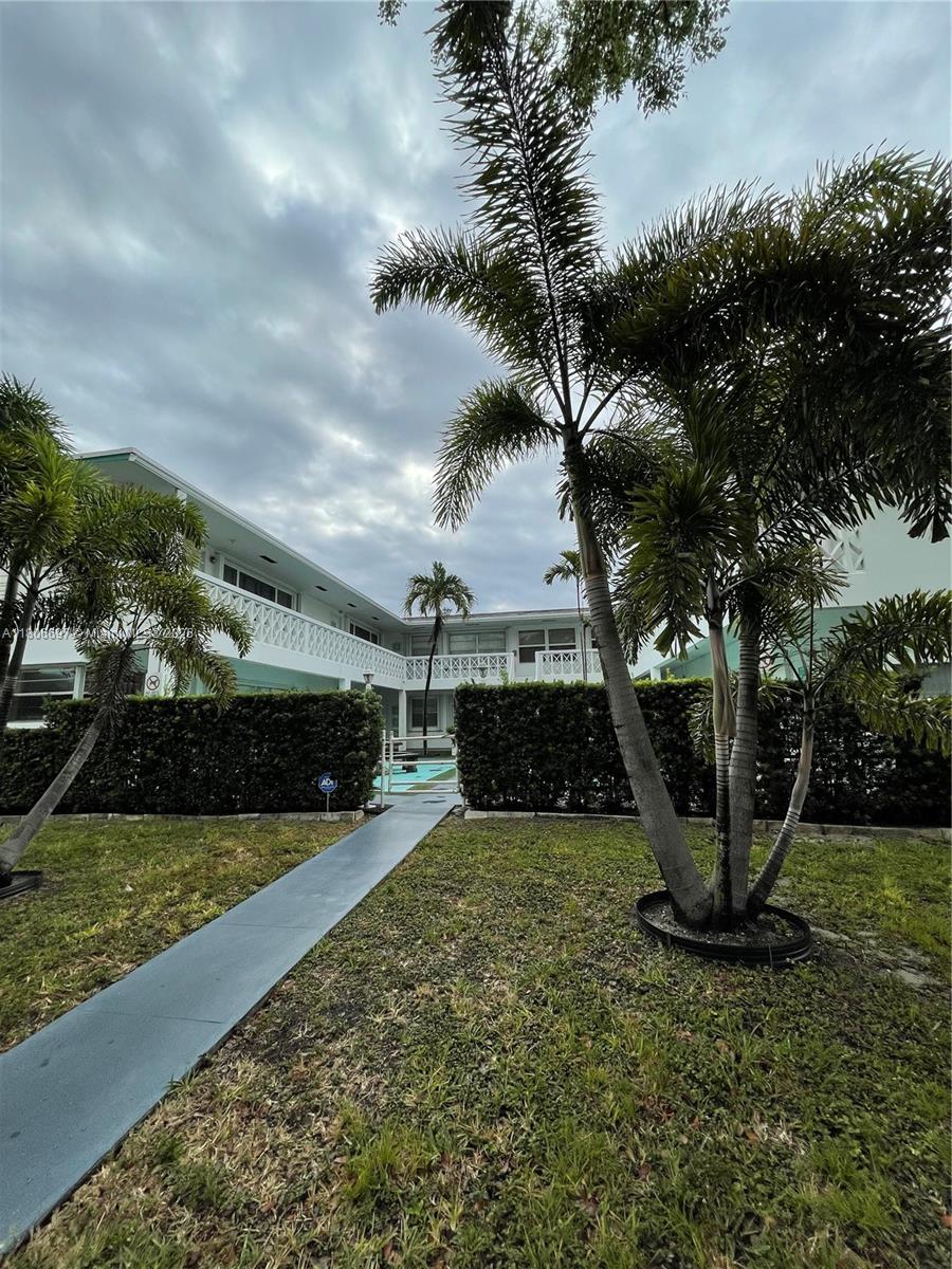 1005 S 17th Ave #8 For Sale A11806697, FL