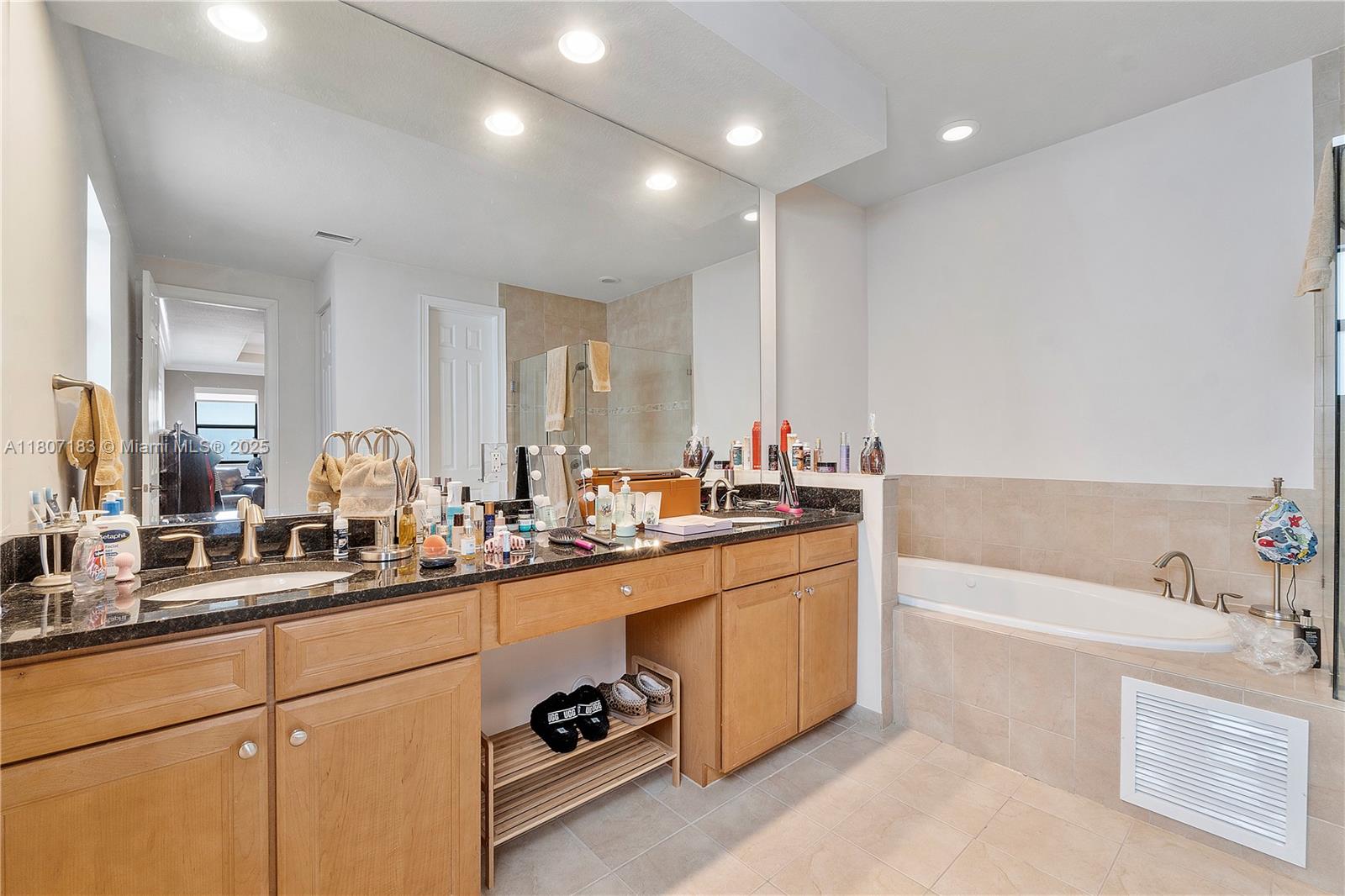 9815 NW 89th Ter, Doral, Florida image 39