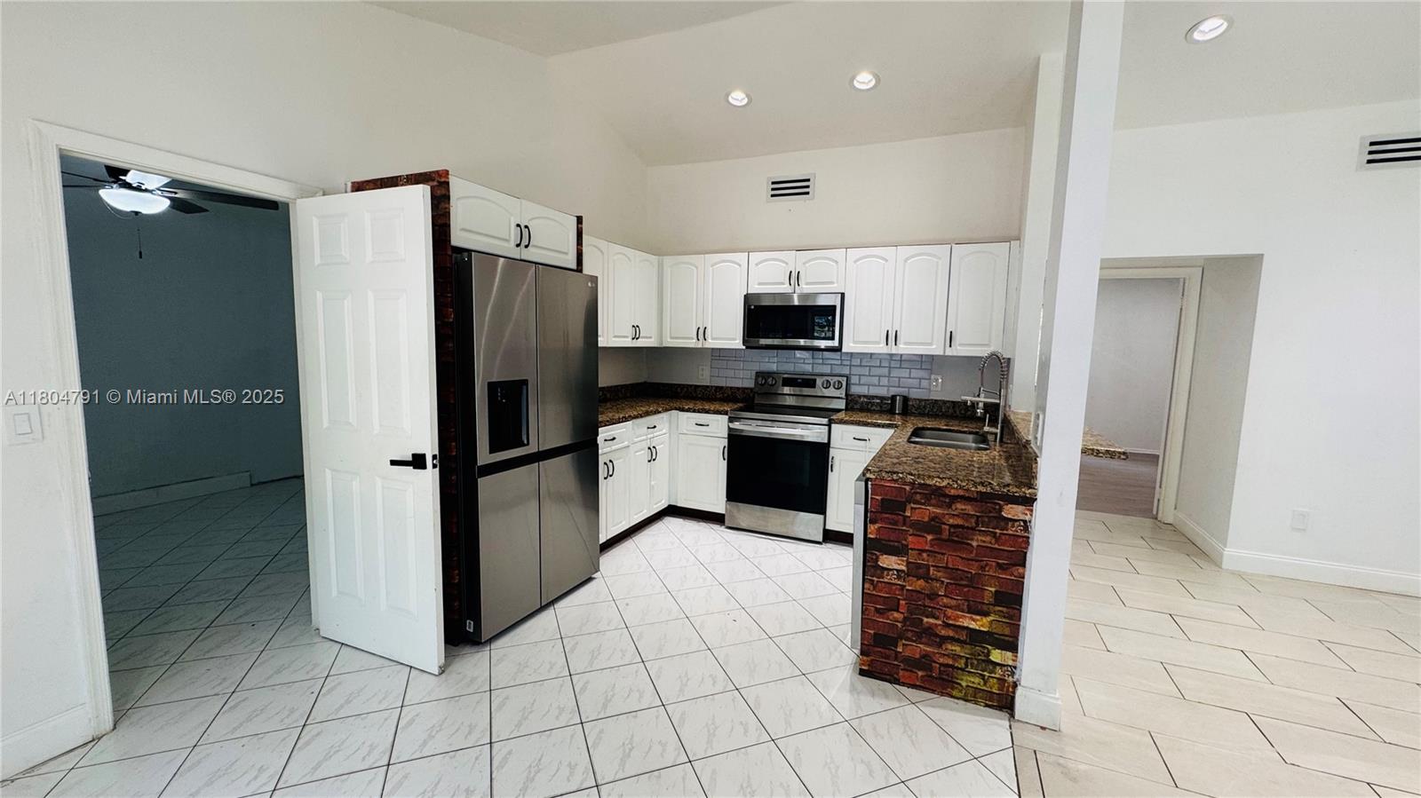 Residential, Pembroke Pines, Florida image 16