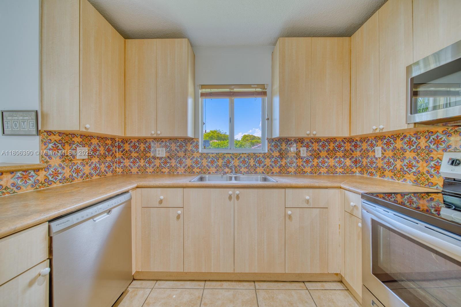 9018 SW 211th Ln, Cutler Bay, Florida image 7
