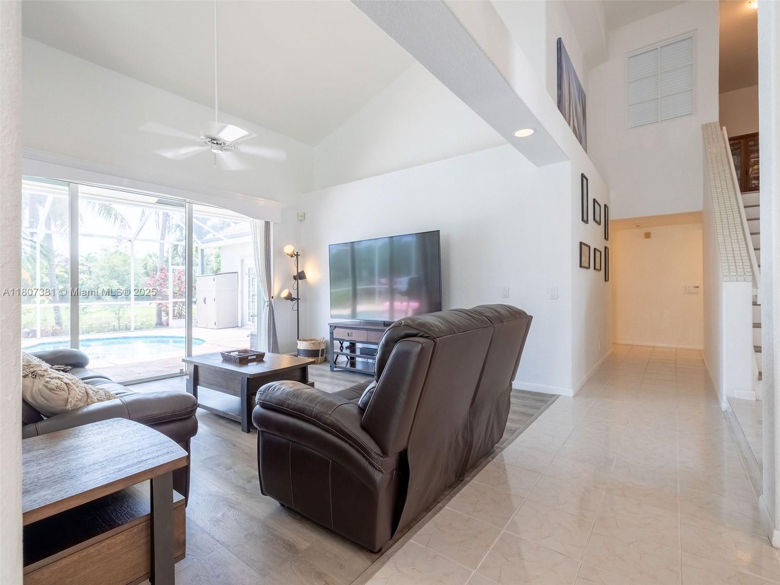 1162 Laguna Springs Dr, Weston, Florida image 11