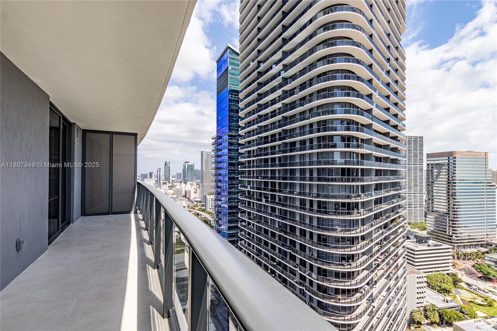 45 SW 9th St #3302, Miami FL 33130