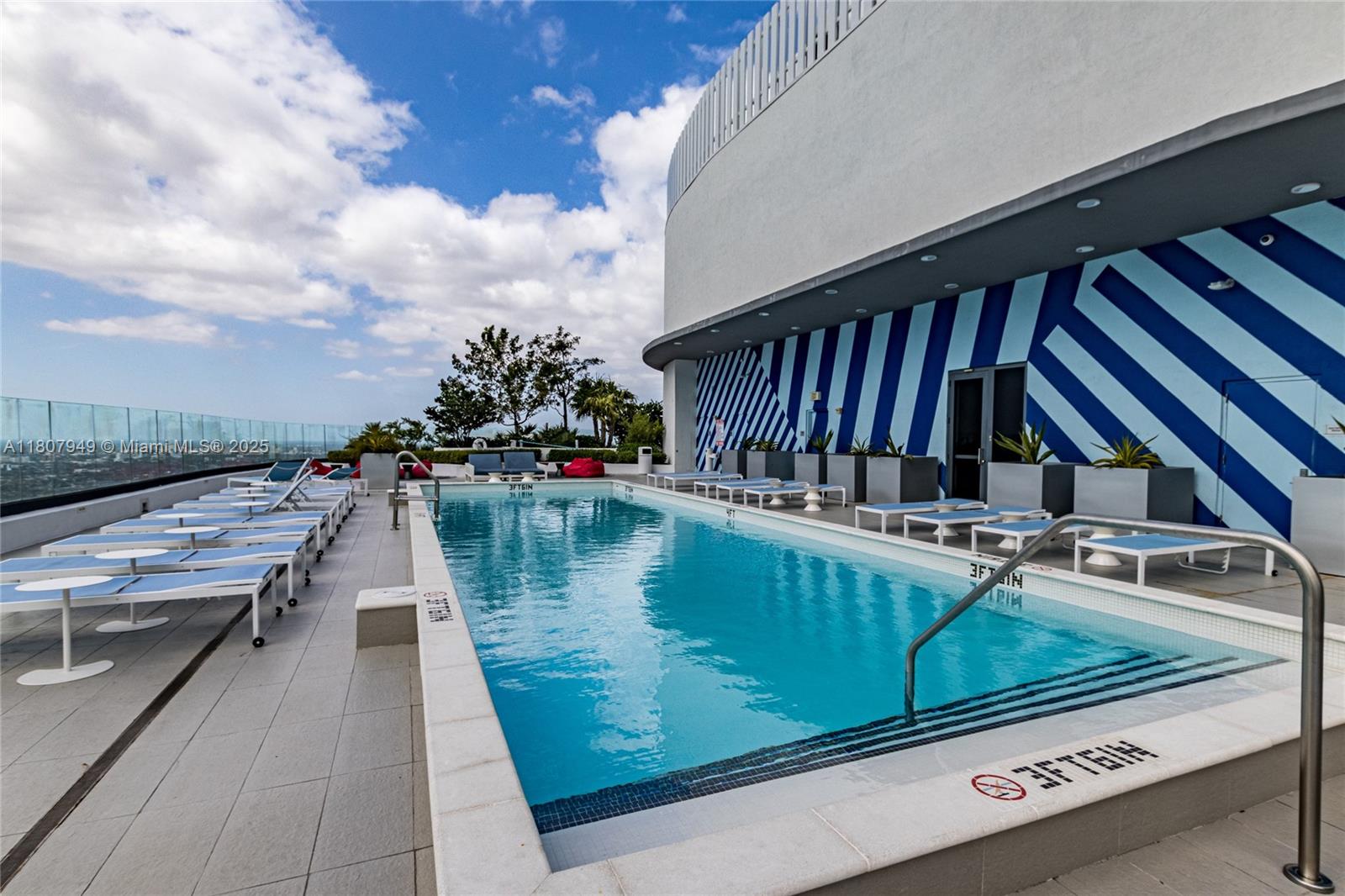 45 SW 9th St #3302, Miami FL 33130