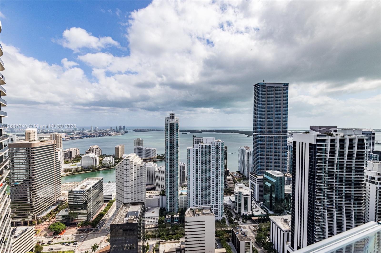 45 SW 9th St #3302, Miami FL 33130