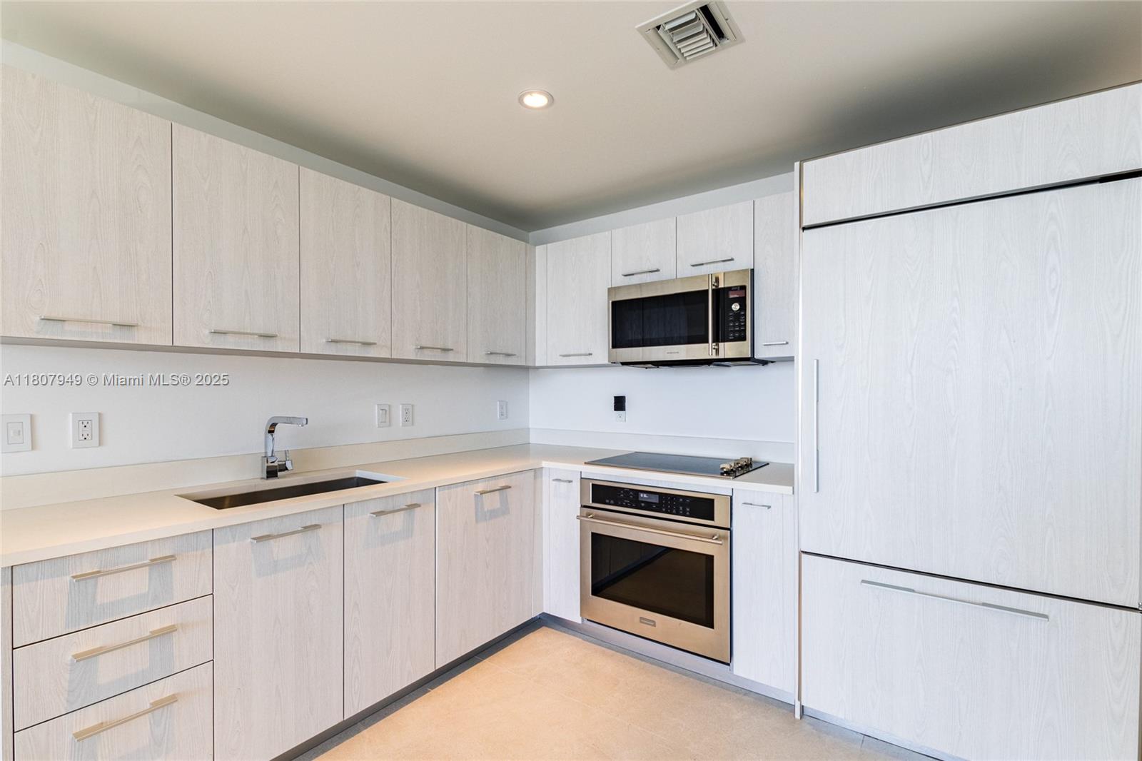 45 SW 9th St #3302, Miami FL 33130