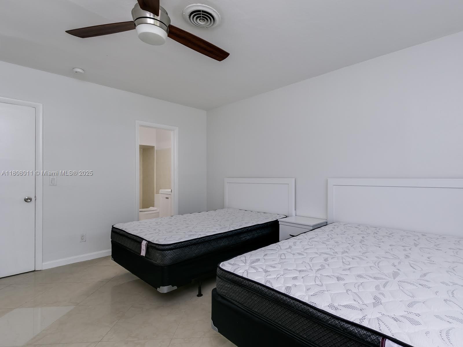 870 NE 182nd St, North Miami Beach, Florida image 24