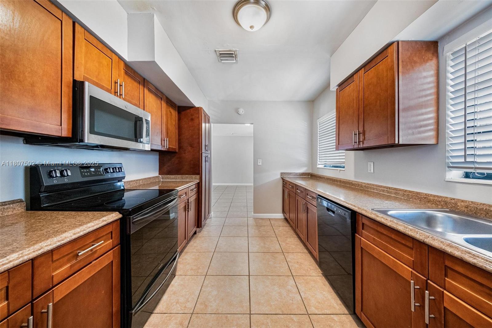 1815 NW 185th Ter, Miami Gardens, Florida image 4