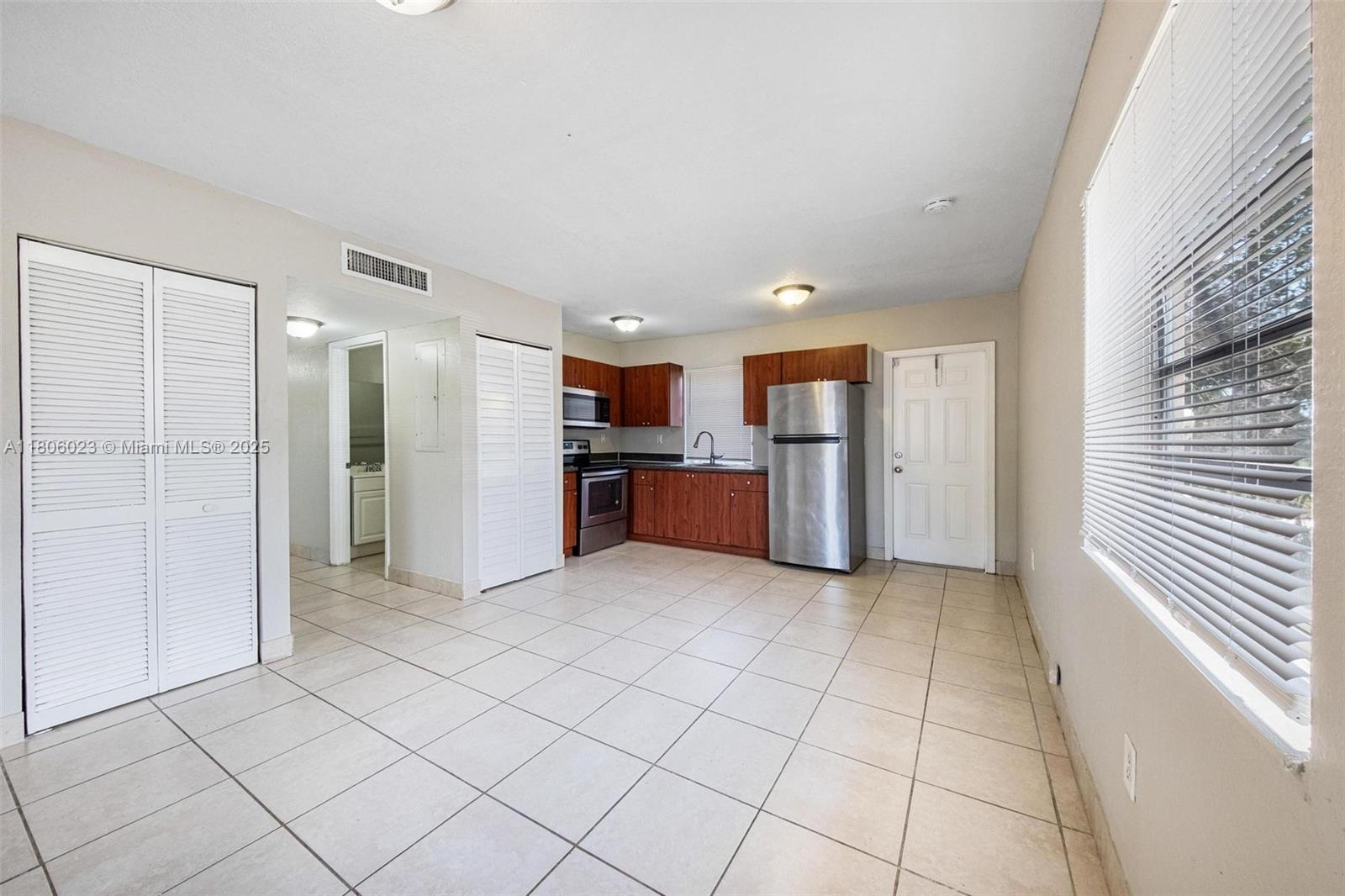 323 NW 9th St, Hallandale Beach, Florida image 10